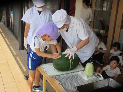 スイカを切る5歳児