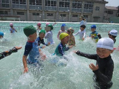 水の掛け合いっこをして楽しむ4・5歳児