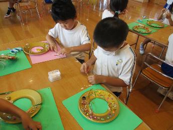 エジプトの飾りを作る5歳児