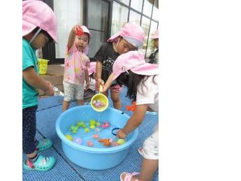水遊びをする2歳児