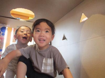 とんねるの道を歩く0・1歳児