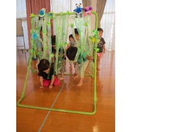 竹林をくぐる2歳児