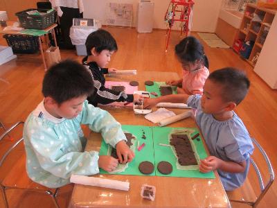 筆立てを作る5歳児