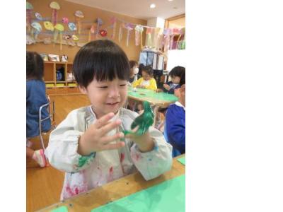 スライムで遊ぶ3歳児