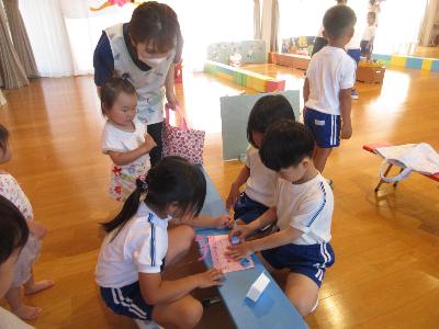 スタンプラリーのハンコを押してくれる5歳児