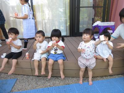 ポテトとジュースを味わう1・0歳児