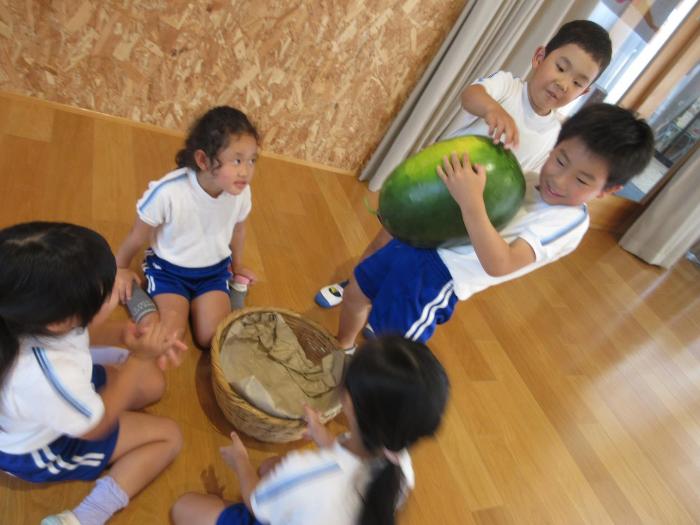 スイカを持った5歳児