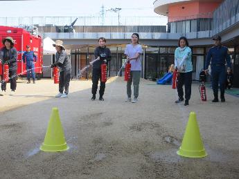 消火訓練をする先生達