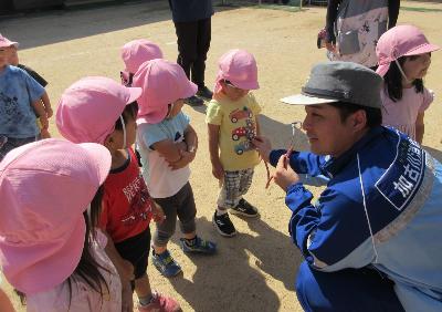 救急隊員から話を聞く2歳児