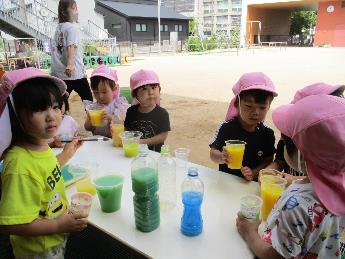 絵具の色水のジュースパーティ2歳児