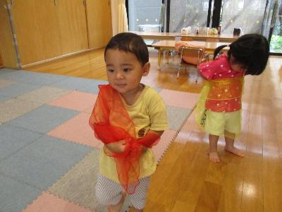オーガンジーを巻いて遊ぶ1歳児