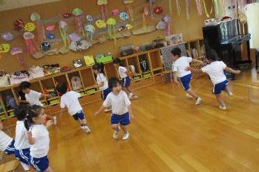 セミになって遊ぶ3歳児