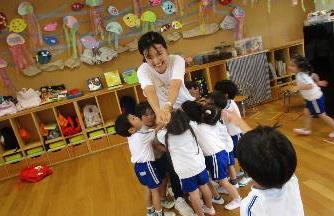 先生の木にとまるセミになった3歳児