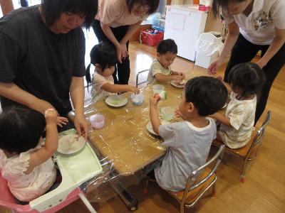 0・1歳児皿に手形とタンポで色塗り