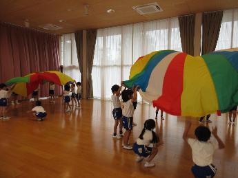 バルーンを楽しむ年長児