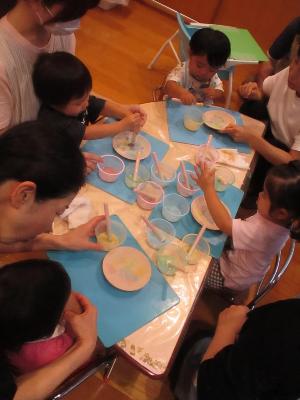 絵付けを楽しむ0・1歳児