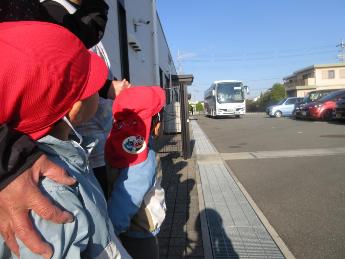 バスを見送る1歳児