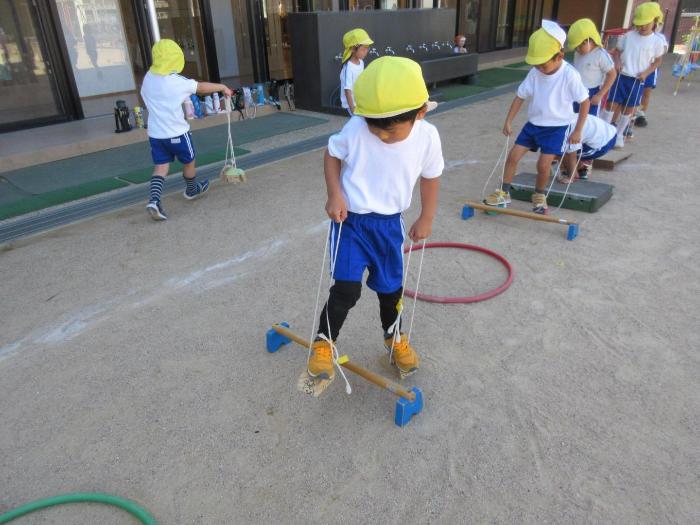 ぱかぽこで障害物のコースを楽しむ4歳児