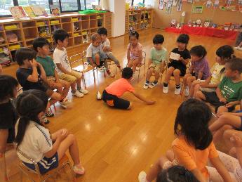 時計を飾ってみてもらうことを相談する5歳児クラスのこどもたち