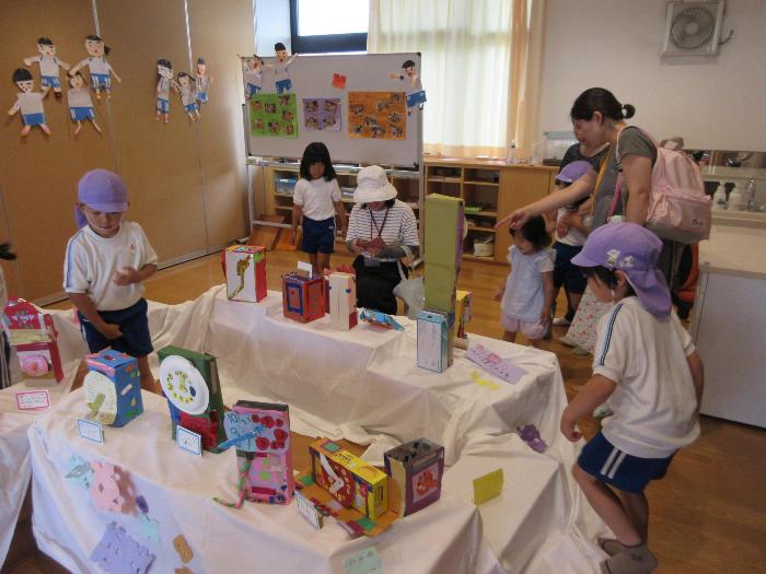 保護者を時計ミュージアムに招待した5歳児