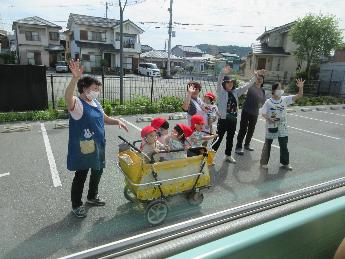 見送る0・1歳児