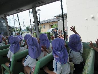 出発前のひとこま　みおくりに手を振ってこたえる5歳児