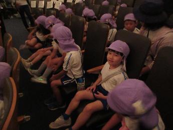 プラネタリウムにどきどきの5歳児