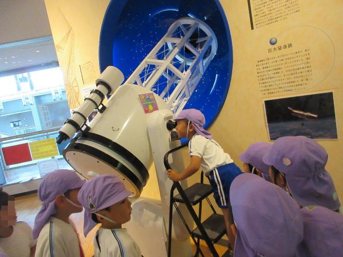 科学館を体験する5歳児