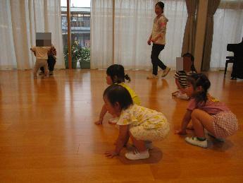 カエルになりきる2歳児