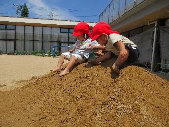築山の上に上ってみた1歳児