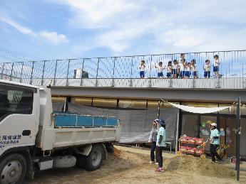 砂の到着を喜ぶこどもたち