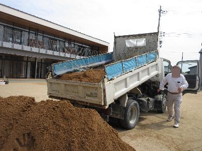 砂を運んできたトラック
