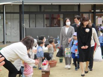 卒園式当日、門出を祝って見送る0・1歳児