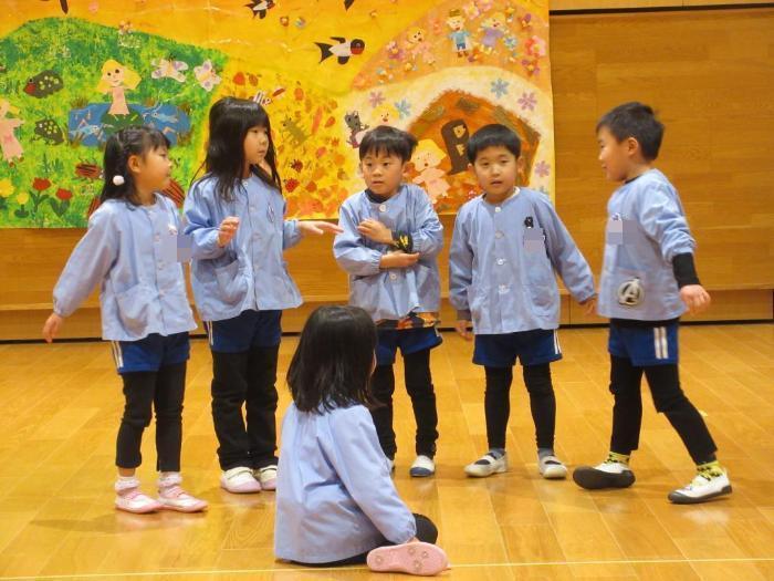 すみれ組おやゆびひめ　かなぶんたちとおやゆびひめの場面