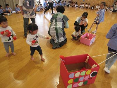 玉入れ0と1歳児