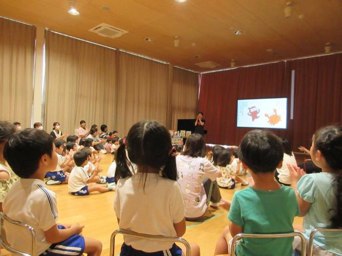 絵本の読み聞かせ