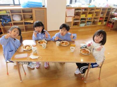 リクエスト給食を食べる5歳児グループ