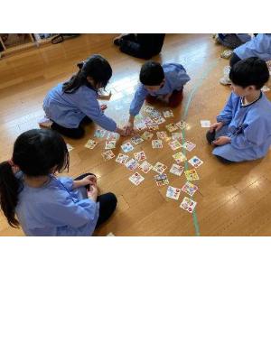 5歳児のカルタとり