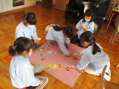 かるたをする5歳児