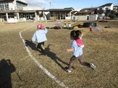 手作り凧揚げで遊ぶ4歳児