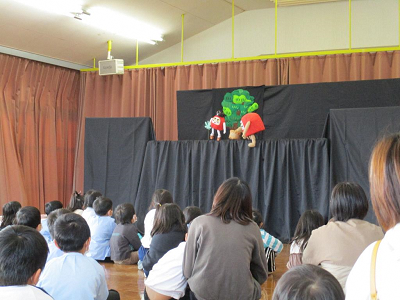 オトノハさんの人形劇を見る園児とふれあい児