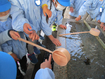 神社で見つけた小さなつらら