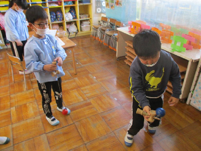 けん玉をする5歳児