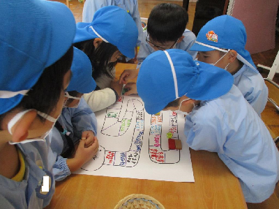手作りすごろくで遊ぶ5歳児