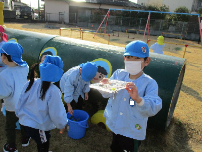 できた氷を見せる5歳児