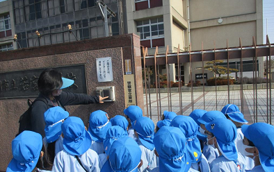 若宮小学校でインターホンをおす園児達