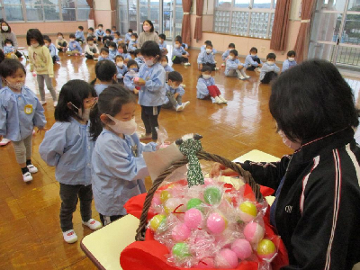 園長先生からお年玉をもらうほし組