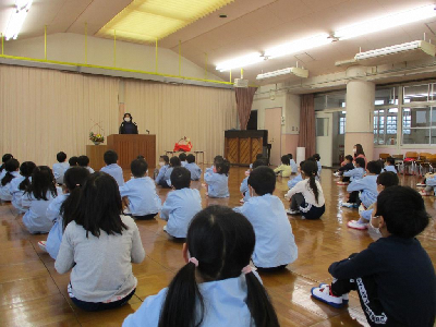 始業式で園長先生の話を聞く園児