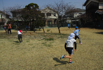 おにごっこをする4歳児と5歳児