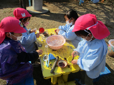 色水を作って遊ぶ4歳児